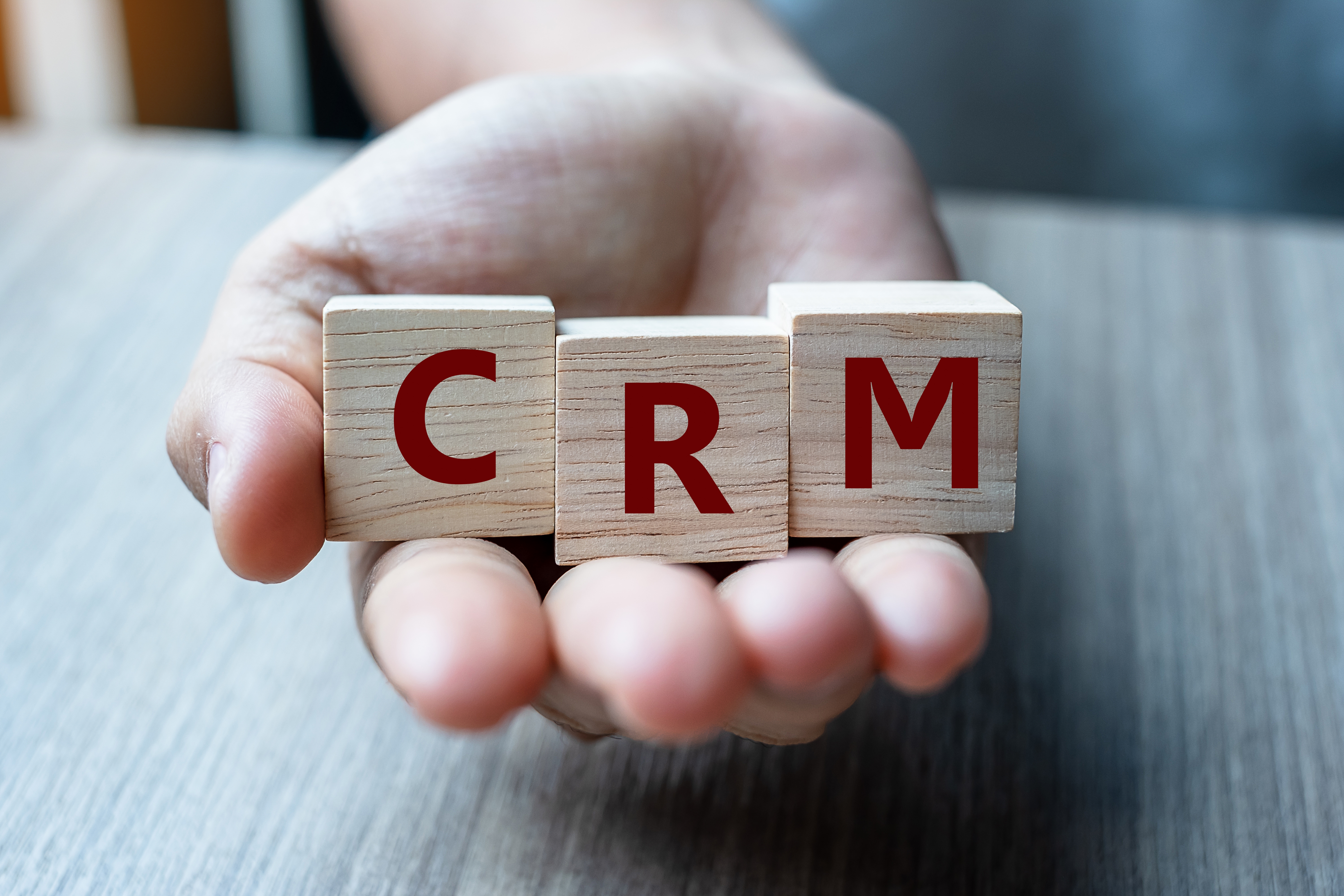 Como Implantar um CRM na Empresa: o Passo a Passo Honesto (e Por Que Tantos Fracassam)